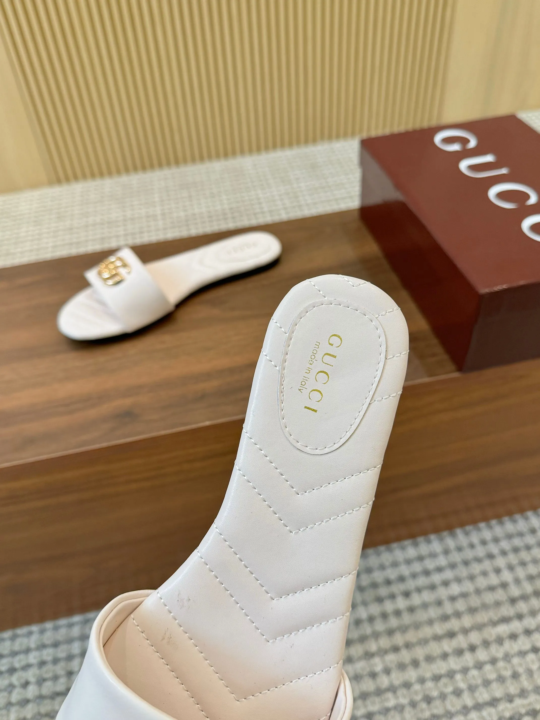👟👟Ex-factory price 440👟👟 💯💯💯Gucci 2025 spring and summer latest popular slip-on sandals series... [Round toe] Latest double G buckle. Embroidery style Original quality 🍃Original European style, 💥perfect on the feet💃💃When worn with this shoe, it is elegant and crystal clear. No matter the materials of the accessories, they are all customized one by one. You must go to get the original version. The whole series is full of exciting and innovative elements. The texture of different materials, the texture of the materials, and the expression of the materials have a strong artistic atmosphere... ❶ Upper: imported cowhide ❷ Inner lining: customized imported sheepskin ❸ Foot pads: customized imported sheepskin ❹ Outsole: imported Italian genuine leather outsole ❺ Heel height: 1.5CM ❻ Packaging: Original full set of packaging ❼ Code number: 35-43 (41.42.43 customized is not returnable)